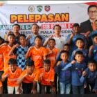Ketua DPRK Banda Aceh, Irwansyah ST (tengah), berfoto bersama para pemain, tim manajemen, dan orang tua dari SSB Barona dan Lambhuk Football Academy (FA) saat acara pelepasan di Rumah Dinas Ketua DPRK Banda Aceh, Sabtu (4/7/2026).