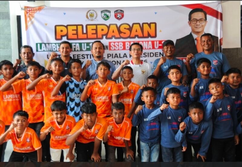 Ketua DPRK Banda Aceh, Irwansyah ST (tengah), berfoto bersama para pemain, tim manajemen, dan orang tua dari SSB Barona dan Lambhuk Football Academy (FA) saat acara pelepasan di Rumah Dinas Ketua DPRK Banda Aceh, Sabtu (4/7/2026).