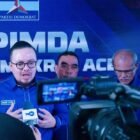 Plt. Ketua DPD Partai Demokrat Aceh Rian Syaf bersama sejumlah kader dan pengurus menggelar aksi penanaman pohon di Banda Aceh, Jumat (31/7/2026).