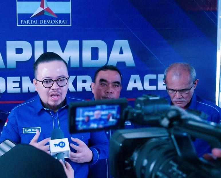 Plt. Ketua DPD Partai Demokrat Aceh Rian Syaf bersama sejumlah kader dan pengurus menggelar aksi penanaman pohon di Banda Aceh, Jumat (31/7/2026).