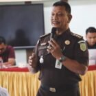 Kepala Seksi Penerangan Hukum Kejati Aceh, Ali Rasab Lubis, S.H., memberikan suvenir kepada salah satu siswa SMKN 1 Takengon saat kegiatan Jaksa Masuk Sekolah (JMS) di Takengon, Aceh Tengah, Selasa (28/7/2026). Kegiatan ini bertujuan untuk menanamkan kesadaran hukum sejak dini kepada generasi muda.