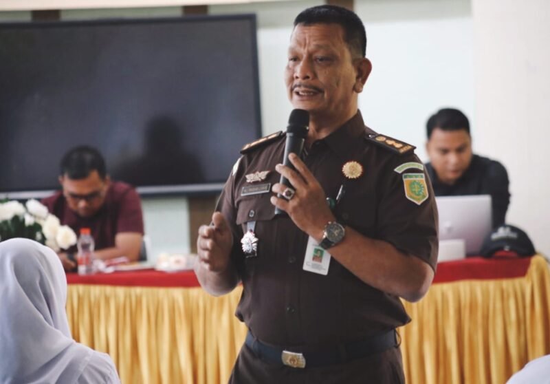 Kepala Seksi Penerangan Hukum Kejati Aceh, Ali Rasab Lubis, S.H., memberikan suvenir kepada salah satu siswa SMKN 1 Takengon saat kegiatan Jaksa Masuk Sekolah (JMS) di Takengon, Aceh Tengah, Selasa (28/7/2026). Kegiatan ini bertujuan untuk menanamkan kesadaran hukum sejak dini kepada generasi muda.