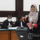 Dokter Tifa menghadiri sidang perdana kasus dugaan pencemaran nama baik di Pengadilan Negeri Jakarta Timur, Kamis (2/7/2026). Dalam persidangan, ia meminta agar ijazah asli Presiden ke-7 RI, Joko Widodo, dihadirkan sebagai alat bukti untuk diperiksa di hadapan majelis hakim.