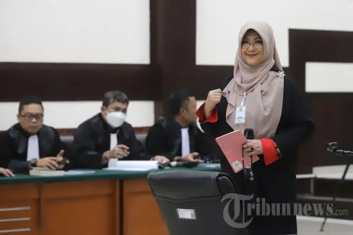 Dokter Tifa menghadiri sidang perdana kasus dugaan pencemaran nama baik di Pengadilan Negeri Jakarta Timur, Kamis (2/7/2026). Dalam persidangan, ia meminta agar ijazah asli Presiden ke-7 RI, Joko Widodo, dihadirkan sebagai alat bukti untuk diperiksa di hadapan majelis hakim.