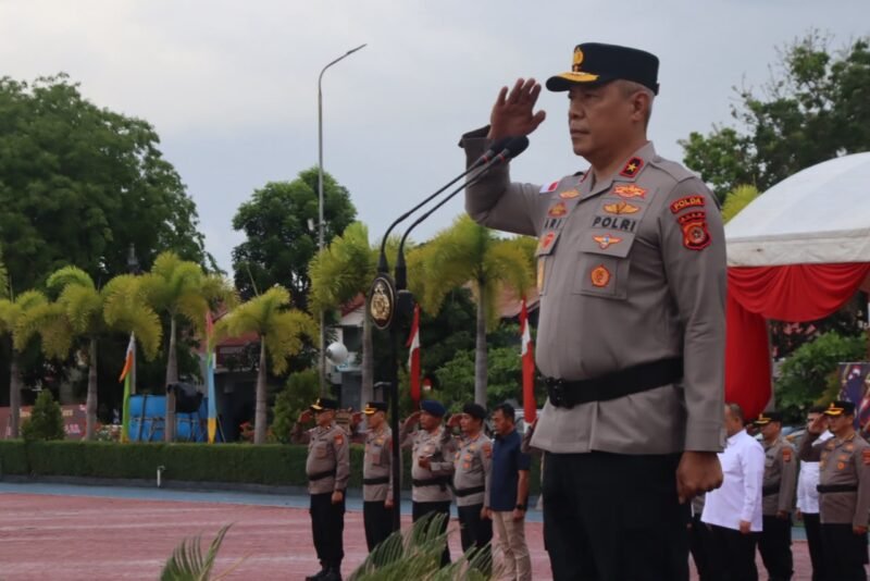 Wakapolda Aceh Brigjen Pol. Ari Wahyu Widodo, S.I.K., saat memimpin upacara kenaikan pangkat personel di Mapolda Aceh, Selasa (30/6). Dalam amanat Kapolda yang dibacakannya, personel diingatkan bahwa kenaikan pangkat membawa tanggung jawab yang lebih besar untuk menghadapi tantangan tugas Polri ke depan yang semakin kompleks.