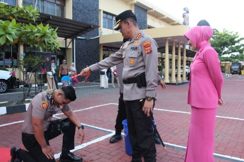 Kapolresta Banda Aceh, Kombes Pol Andi Kirana, saat memimpin Upacara Laporan Kenaikan Pangkat 139 Personel Polri Periode 1 Juli 2026 di halaman Mapolresta Banda Aceh, Selasa (30/6/2026).