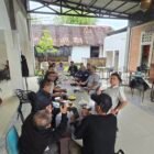 Plt. Ketua SPS Provinsi Aceh, Muktarrudin Usman, memimpin rapat pembentukan panitia Organizing Committee (OC) dan Steering Committee (SC) untuk Musyawarah Daerah (Musda) III SPS Aceh di kawasan Gampong Doy, Ulee Kareng, Banda Aceh, Rabu (1/7/2026).