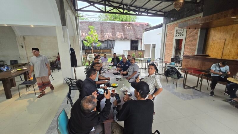 Plt. Ketua SPS Provinsi Aceh, Muktarrudin Usman, memimpin rapat pembentukan panitia Organizing Committee (OC) dan Steering Committee (SC) untuk Musyawarah Daerah (Musda) III SPS Aceh di kawasan Gampong Doy, Ulee Kareng, Banda Aceh, Rabu (1/7/2026). 