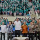 Staf Ahli Bupati Aceh Besar, Fata Muhammad SPd MM foto bersama mahasiswa KKN USK di ACC Dayan Dawood, Kecamatan Syiah Kuala, Banda Aceh, Rabu (01/07/2026). FOTO/MC ACEH BESARAN