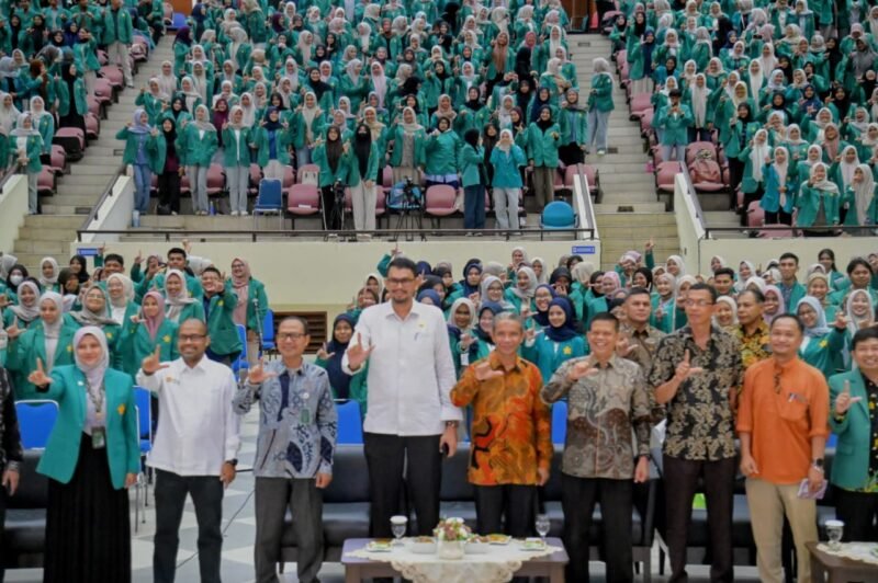 Staf Ahli Bupati Aceh Besar, Fata Muhammad SPd MM foto bersama mahasiswa KKN USK di ACC Dayan Dawood, Kecamatan Syiah Kuala, Banda Aceh, Rabu (01/07/2026). FOTO/MC ACEH BESARAN