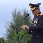 Wakapolda Aceh, Brigjen Pol. Ari Wahyu Widodo, S.I.K., saat membacakan amanat Presiden RI dalam Upacara Hari Bhayangkara ke-80 di Lapangan Merah Mapolda Aceh, Rabu (1/7/2026).