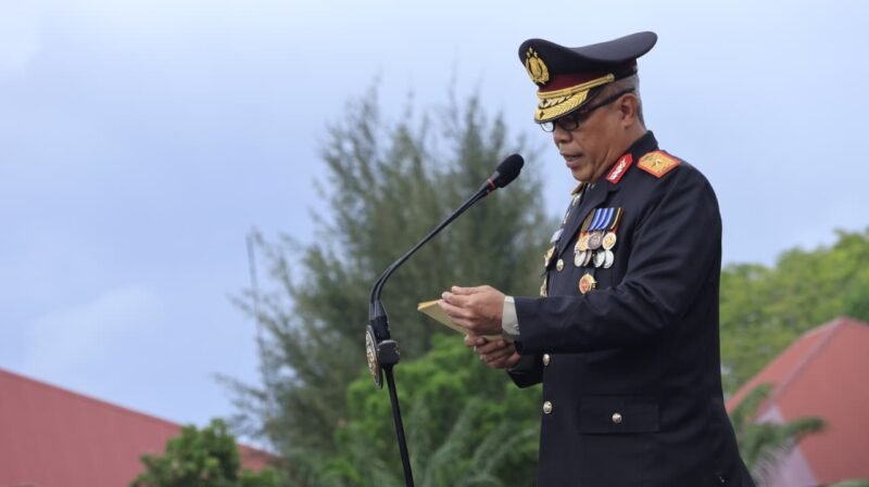 Wakapolda Aceh, Brigjen Pol. Ari Wahyu Widodo, S.I.K., saat membacakan amanat Presiden RI dalam Upacara Hari Bhayangkara ke-80 di Lapangan Merah Mapolda Aceh, Rabu (1/7/2026). 