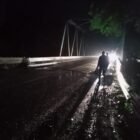 Kondisi lubang besar yang menganga di badan Jalan Nasional tepat di depan Jembatan Ulee Titi, Krueng Raba, Kecamatan Lhoknga, Aceh Besar, Rabu (1/7/2026). Lubang yang kerap tergenang air saat hujan ini telah memicu sejumlah kecelakaan dan mendesak untuk segera diperbaiki oleh pihak berwenang sebelum memakan korban jiwa. (Foto: Dok. Warga)