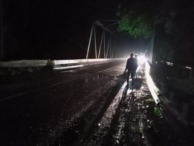 Kondisi lubang besar yang menganga di badan Jalan Nasional tepat di depan Jembatan Ulee Titi, Krueng Raba, Kecamatan Lhoknga, Aceh Besar, Rabu (1/7/2026). Lubang yang kerap tergenang air saat hujan ini telah memicu sejumlah kecelakaan dan mendesak untuk segera diperbaiki oleh pihak berwenang sebelum memakan korban jiwa. (Foto: Dok. Warga)