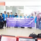 Rektor UIN Ar-Raniry Prof. Dr. Mujiburrahman, M.Ag (tengah) bersama Dekan FDK Prof. Dr. Kusmawati Hatta, Kakanwil Kemenag Aceh Drs. Azhari, dan jajaran pimpinan melepas keberangkatan tim KPM-PKM Internasional FDK UIN Ar-Raniry kolaborasi dengan PPIK Universiti Sains Malaysia (USM) di Bandara Sultan Iskandar Muda, Blang Bintang, Aceh Besar, Rabu (1/7/2026).