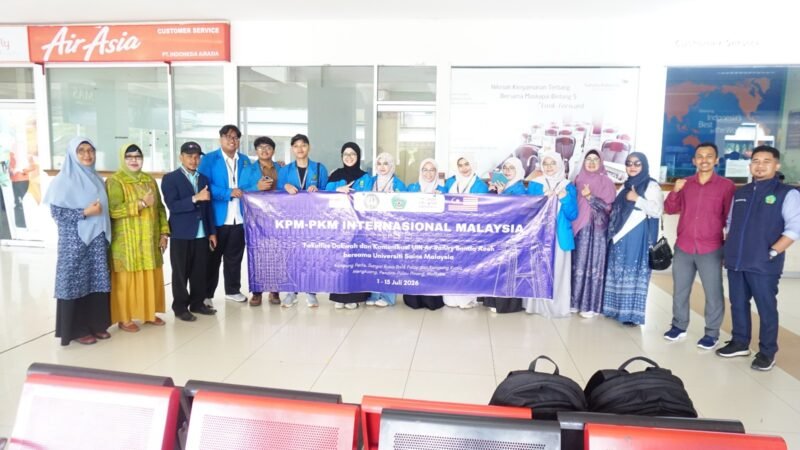 Rektor UIN Ar-Raniry Prof. Dr. Mujiburrahman, M.Ag (tengah) bersama Dekan FDK Prof. Dr. Kusmawati Hatta, Kakanwil Kemenag Aceh Drs. Azhari, dan jajaran pimpinan melepas keberangkatan tim KPM-PKM Internasional FDK UIN Ar-Raniry kolaborasi dengan PPIK Universiti Sains Malaysia (USM) di Bandara Sultan Iskandar Muda, Blang Bintang, Aceh Besar, Rabu (1/7/2026).