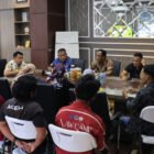 Kapolda Aceh (atau perwakilan Polda Aceh) saat menerima audiensi dan berkas aspirasi dari pengurus Yayasan Lembaga Bantuan Hukum Keadilan Indonesia (YLBH-KI) Aceh Barat di Mapolda Aceh. (Foto: Dok. Istimewa/Humas Polda Aceh)