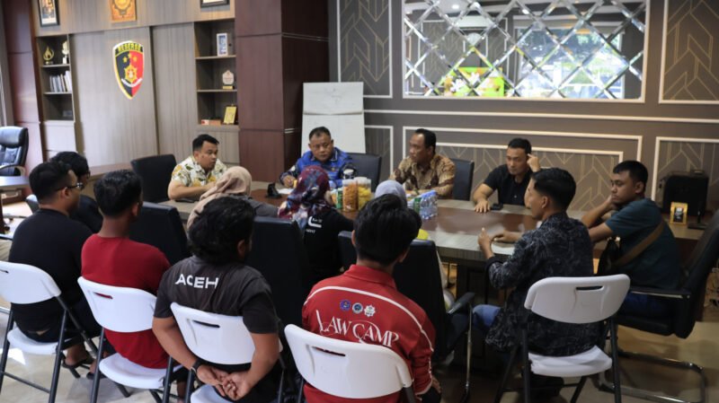 Kapolda Aceh (atau perwakilan Polda Aceh) saat menerima audiensi dan berkas aspirasi dari pengurus Yayasan Lembaga Bantuan Hukum Keadilan Indonesia (YLBH-KI) Aceh Barat di Mapolda Aceh. (Foto: Dok. Istimewa/Humas Polda Aceh)