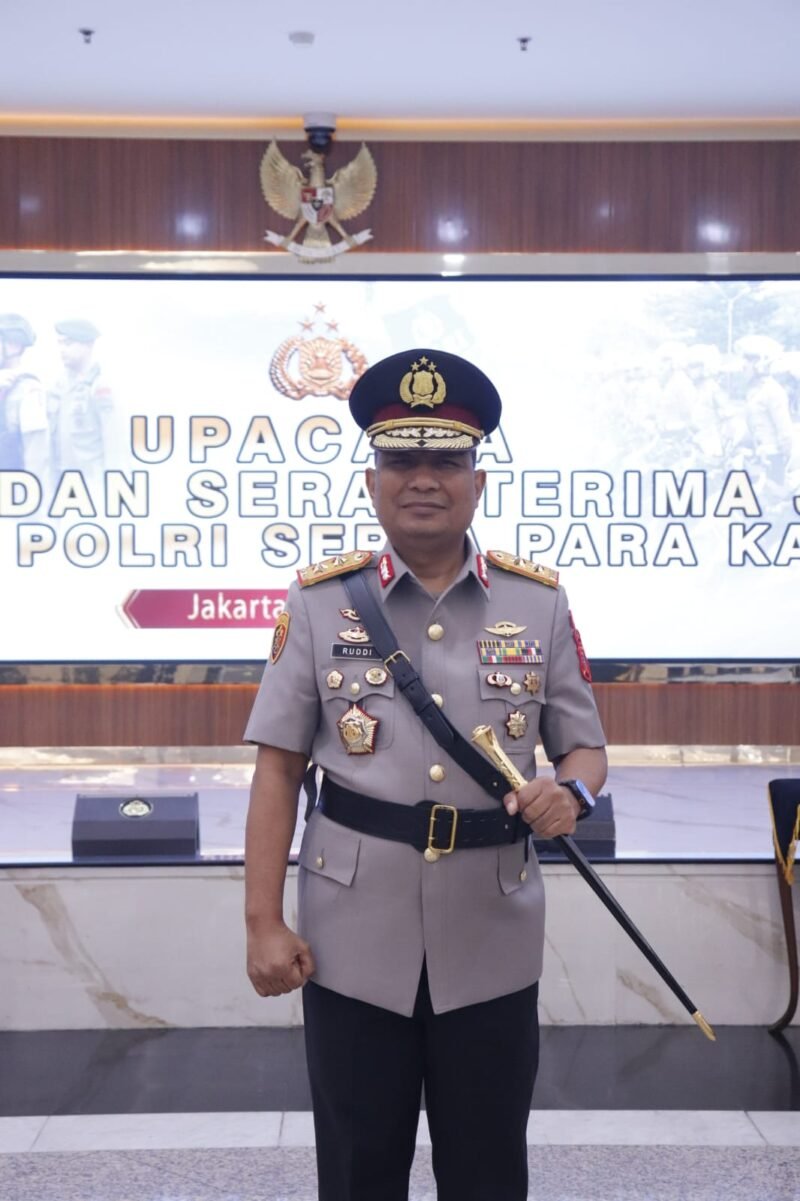 Prosesi pelantikan Irjen Pol. Ruddi Setiawan sebagai Kapolda Aceh oleh Kapolri Jenderal Pol. Listyo Sigit Prabowo di Mabes Polri, Jakarta, Sabtu (4/7/2026).