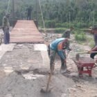 TNI dari Kodim 0108/Agara bersama Yon TP 855/RD dan warga Desa Teger Miko, Kec. Lawe Sumur, Aceh Tenggara, bergotong royong mempercepat pembangunan Jembatan Gantung Perintis pada Jumat, 3 Juli 2026. 