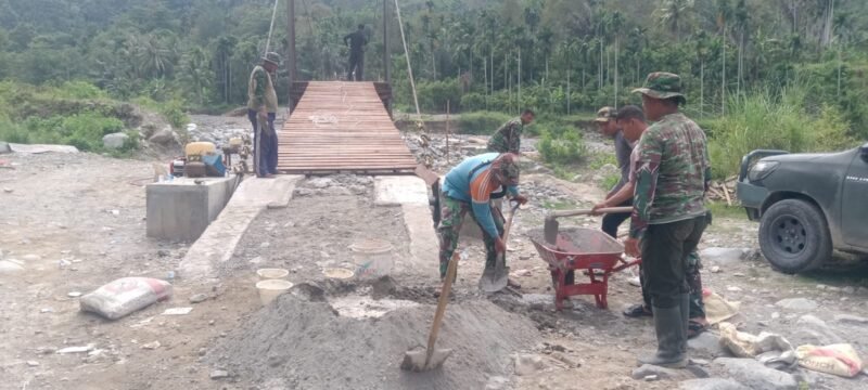 TNI dari Kodim 0108/Agara bersama Yon TP 855/RD dan warga Desa Teger Miko, Kec. Lawe Sumur, Aceh Tenggara, bergotong royong mempercepat pembangunan Jembatan Gantung Perintis pada Jumat, 3 Juli 2026. 
