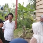 Sekda Aceh M. Nasir, Wamen Komdigi Nezar Patria, Rektor UGM Prof. Ova Emilia, dan Bupati Aceh Tamiang Armia Fahmi saat meninjau langsung lokasi pembangunan huntara program KAGAMA Peduli Bencana di Desa Sekumur, Aceh Tamiang, Minggu (5/7/2026).