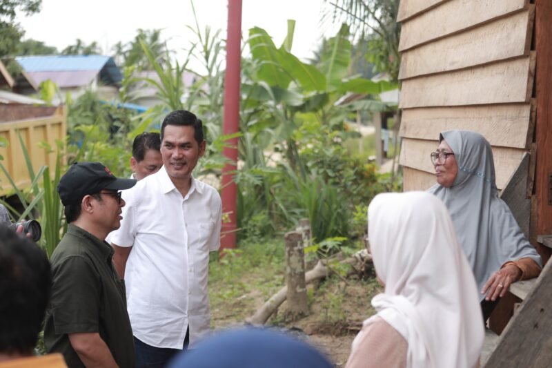 Sekda Aceh M. Nasir, Wamen Komdigi Nezar Patria, Rektor UGM Prof. Ova Emilia, dan Bupati Aceh Tamiang Armia Fahmi saat meninjau langsung lokasi pembangunan huntara program KAGAMA Peduli Bencana di Desa Sekumur, Aceh Tamiang, Minggu (5/7/2026).