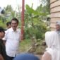 Sekda Aceh M. Nasir, Wamen Komdigi Nezar Patria, Rektor UGM Prof. Ova Emilia, dan Bupati Aceh Tamiang Armia Fahmi saat meninjau langsung lokasi pembangunan huntara program KAGAMA Peduli Bencana di Desa Sekumur, Aceh Tamiang, Minggu (5/7/2026).