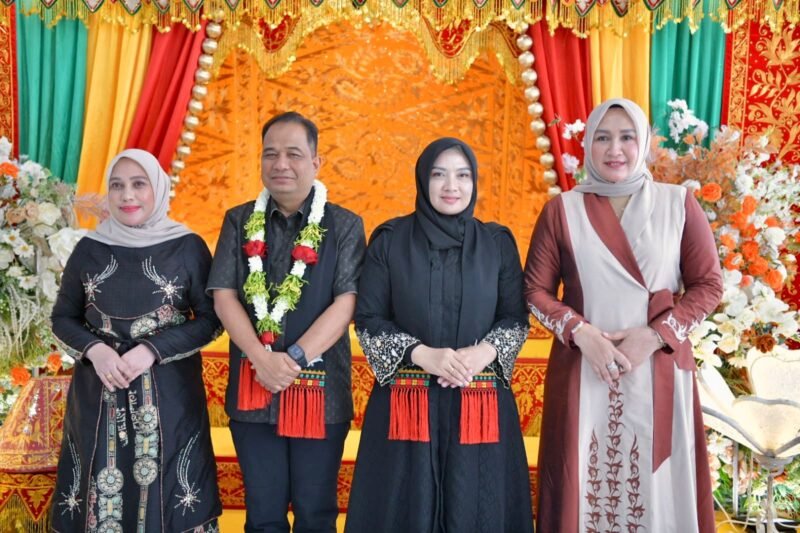 Ketua TP PKK Aceh Marlina Muzakir (Kak Na) menyambut kedatangan Kapolda Aceh yang baru, Irjen Pol Ruddi Setiawan, didampingi Ketua Bhayangkari Polda Aceh Ny. Sari Ruddi Setiawan di ruang VIP Bandara Internasional Sultan Iskandar Muda (SIM), Blang Bintang, Aceh Besar, Minggu (5/7/2026).
