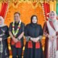 Ketua TP PKK Aceh Marlina Muzakir (Kak Na) menyambut kedatangan Kapolda Aceh yang baru, Irjen Pol Ruddi Setiawan, didampingi Ketua Bhayangkari Polda Aceh Ny. Sari Ruddi Setiawan di ruang VIP Bandara Internasional Sultan Iskandar Muda (SIM), Blang Bintang, Aceh Besar, Minggu (5/7/2026).