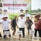 Sekretaris Daerah (Sekda) Aceh, M. Nasir, melakukan penanaman padi perdana secara simbolis dalam gerakan tanam padi perdana pasca-bencana hidrometeorologi di Desa Bukit Panjang, Kecamatan Karang Baru, Aceh Tamiang, Minggu (5/7/2026).