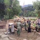 Personel Kodim 0108/Aceh Tenggara bersama warga Desa Lawe Pinis bahu-membahu melakukan pengecoran dasar pondasi Jembatan Gantung Perintis di Kecamatan Darul Hasanah, Sabtu (04/07/2026).