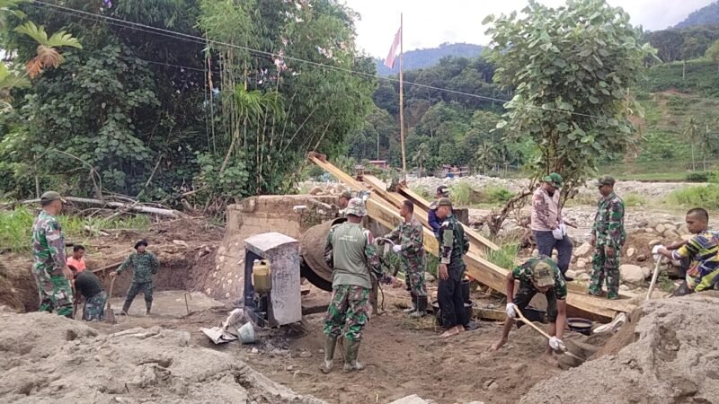 Personel Kodim 0108/Aceh Tenggara bersama warga Desa Lawe Pinis bahu-membahu melakukan pengecoran dasar pondasi Jembatan Gantung Perintis di Kecamatan Darul Hasanah, Sabtu (04/07/2026).