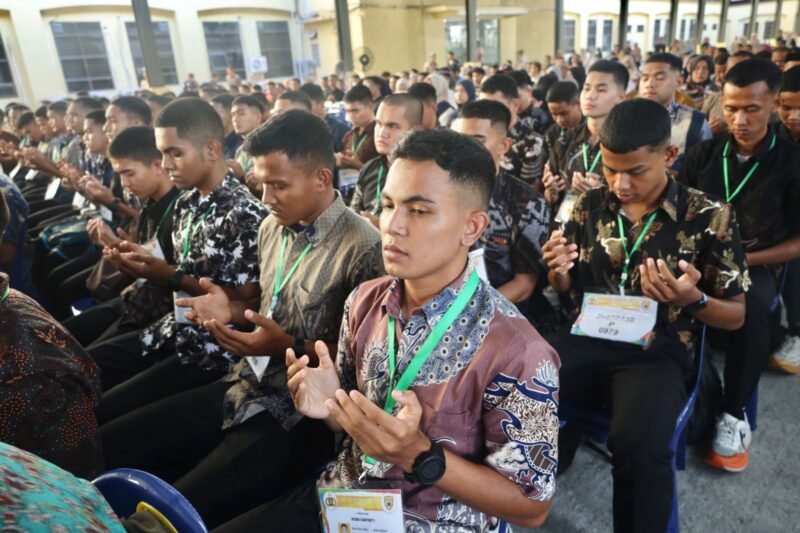 Wakapolda Aceh Brigjen Pol. Ari Wahyu Widodo, S.I.K., memimpin Sidang Terbuka Penentuan Kelulusan Akhir Penerimaan Terpadu Bintara dan Tamtama Polri TA 2026 di Meuligoe Tribrata Polda Aceh, Banda Aceh, Jumat (3/7/2026).