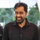 Kapolda Aceh yang baru, Irjen Pol Ruddi Setiawan, bersama mantan Kapolda Aceh, Marzuki Ali Basyah, saat prosesi serah terima jabatan di Lapangan Mapolda Aceh, Senin (6/7/2026). Gubernur Aceh Muzakir Manaf berharap kepemimpinan baru ini dapat terus merawat perdamaian serta memperkuat kerja sama pentahelix demi pertumbuhan ekonomi Aceh.