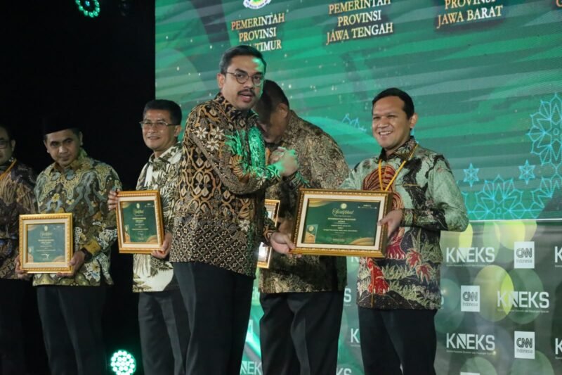 Wakil Gubernur Aceh, Fadhlullah (Dek Fadh), menerima trofi penghargaan dalam ajang Anugerah Adinata Syariah 2026 di Auditorium Bank Mega, Jakarta Selatan, Senin (6/7/2026). 