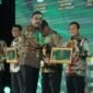Wakil Gubernur Aceh, Fadhlullah (Dek Fadh), menerima trofi penghargaan dalam ajang Anugerah Adinata Syariah 2026 di Auditorium Bank Mega, Jakarta Selatan, Senin (6/7/2026). 