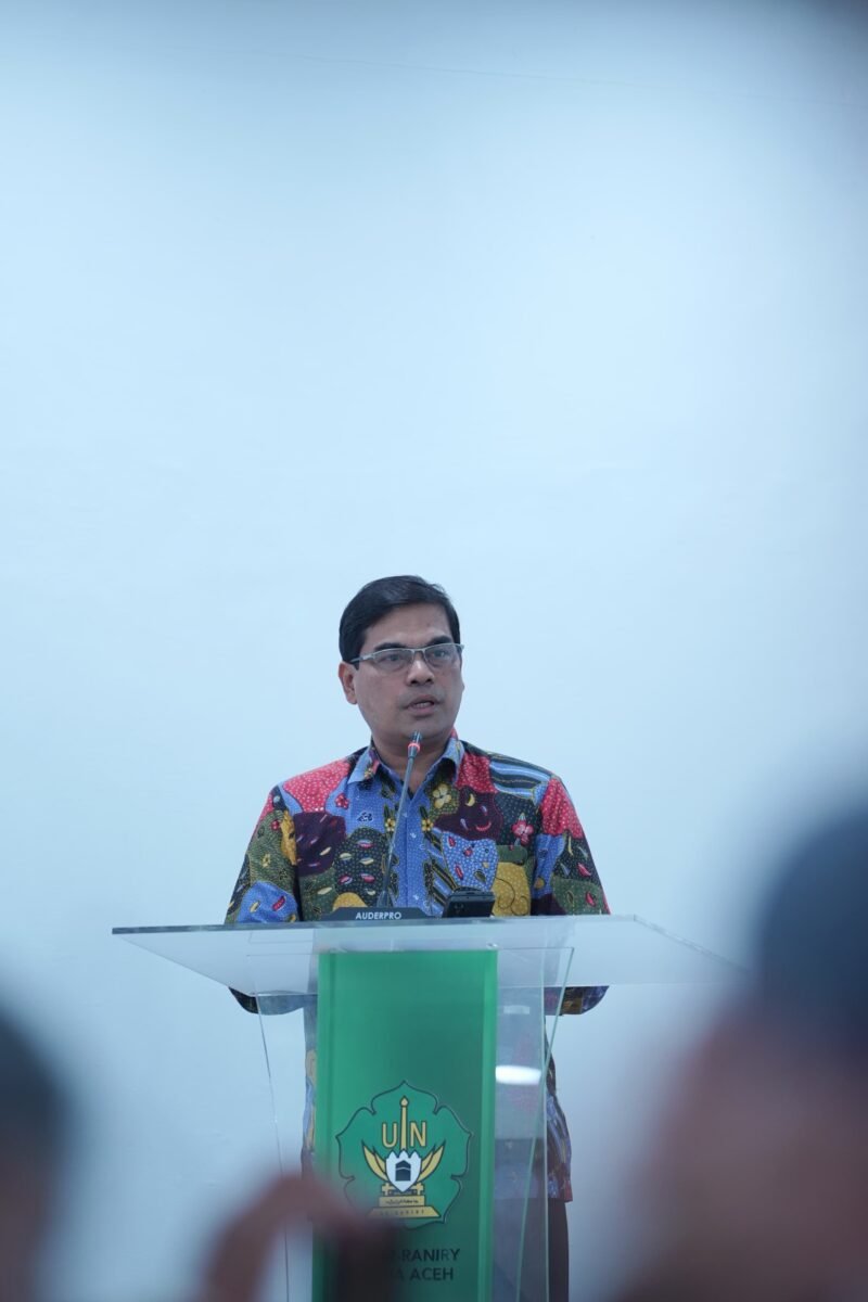 Rektor UIN Ar-Raniry, Prof. Dr. Mujiburrahman, M.Ag., saat menjadi keynote speaker dalam Talk Show Pendidikan Nasional di Aula Gedung Pascasarjana UIN Ar-Raniry, Banda Aceh, Selasa (7/7/2026).