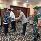 Wakapolda Aceh Brigjen Pol. Ari Wahyu Widodo, S.I.K., bersama jajaran Forkopimda Aceh menyambut kedatangan Menteri Dalam Negeri RI Muhammad Tito Karnavian beserta rombongan di VIP Room Bandara Internasional Sultan Iskandar Muda (SIM), Blang Bintang, Aceh Besar, Selasa (7/7/2026).