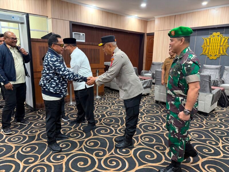 Wakapolda Aceh Brigjen Pol. Ari Wahyu Widodo, S.I.K., bersama jajaran Forkopimda Aceh menyambut kedatangan Menteri Dalam Negeri RI Muhammad Tito Karnavian beserta rombongan di VIP Room Bandara Internasional Sultan Iskandar Muda (SIM), Blang Bintang, Aceh Besar, Selasa (7/7/2026). 