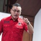 Wakil Kepala Satuan Lalu Lintas Polres Metro Jakarta Barat, AKP Muhammad Ilham, saat memberikan keterangan terkait dugaan penerobosan jalur Transjakarta oleh oknum anggota DPRD DKI Jakarta di kawasan Pesing, Senin (6/7/2026).