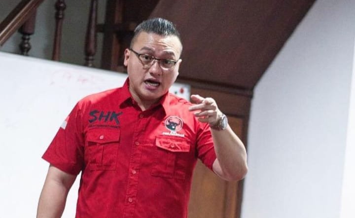 Wakil Kepala Satuan Lalu Lintas Polres Metro Jakarta Barat, AKP Muhammad Ilham, saat memberikan keterangan terkait dugaan penerobosan jalur Transjakarta oleh oknum anggota DPRD DKI Jakarta di kawasan Pesing, Senin (6/7/2026).
