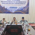 Menteri Dalam Negeri RI bersama Wakil Gubernur Aceh, Fadhlullah, dan Bupati Bener Meriah, Tagore Abubakar, memimpin Rapat Percepatan Rehabilitasi dan Rekonstruksi Pemulihan Pascabencana Hidrometeorologi di Aula Pendopo Bupati Bener Meriah, Selasa (7/7/2026).