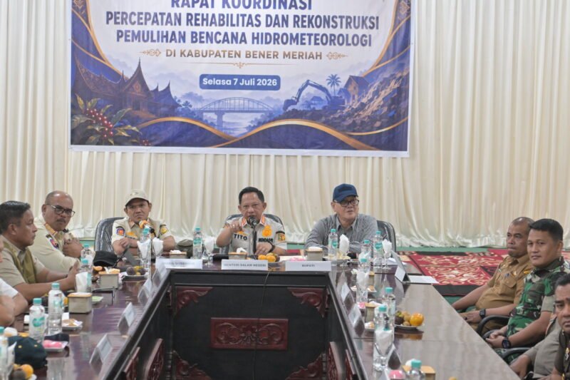 Menteri Dalam Negeri RI bersama Wakil Gubernur Aceh, Fadhlullah, dan Bupati Bener Meriah, Tagore Abubakar, memimpin Rapat Percepatan Rehabilitasi dan Rekonstruksi Pemulihan Pascabencana Hidrometeorologi di Aula Pendopo Bupati Bener Meriah, Selasa (7/7/2026).