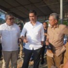 Sekretaris Daerah Aceh, M. Nasir, S.IP., MPA (tengah), didampingi sejumlah pejabat Pemerintah Aceh dan Kabupaten Aceh Timur, meninjau langsung progres rehabilitasi lahan sawah pascabencana di Desa Matang Seupeng, Kecamatan Simpang Ulim, Aceh Timur, Senin (6/7/2026).
