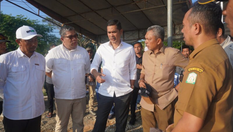 Sekretaris Daerah Aceh, M. Nasir, S.IP., MPA (tengah), didampingi sejumlah pejabat Pemerintah Aceh dan Kabupaten Aceh Timur, meninjau langsung progres rehabilitasi lahan sawah pascabencana di Desa Matang Seupeng, Kecamatan Simpang Ulim, Aceh Timur, Senin (6/7/2026).