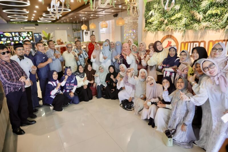 Ketua TP PKK Aceh, Ny. Marlina Muzakir (Kak Na), didampingi Ketua Staf Ahli TP PKK Aceh, Ny. Mukarramah Fadhlullah, berfoto bersama dengan pengurus Ikatan Masyarakat Aceh (IMA) Makassar saat menghadiri pertemuan silaturahmi penuh kekeluargaan di Kota Makassar, Sulawesi Selatan, Rabu (8/7/2026).
