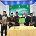 Plt. Kepala Dinas Pendidikan Dayah Aceh, Abi Muhsin, S.Pd.I., M.Pd.I. (tengah), menyaksikan prosesi penandatanganan surat perjanjian swakelola pembangunan prasarana dayah Tahun Anggaran 2026 di Banda Aceh.