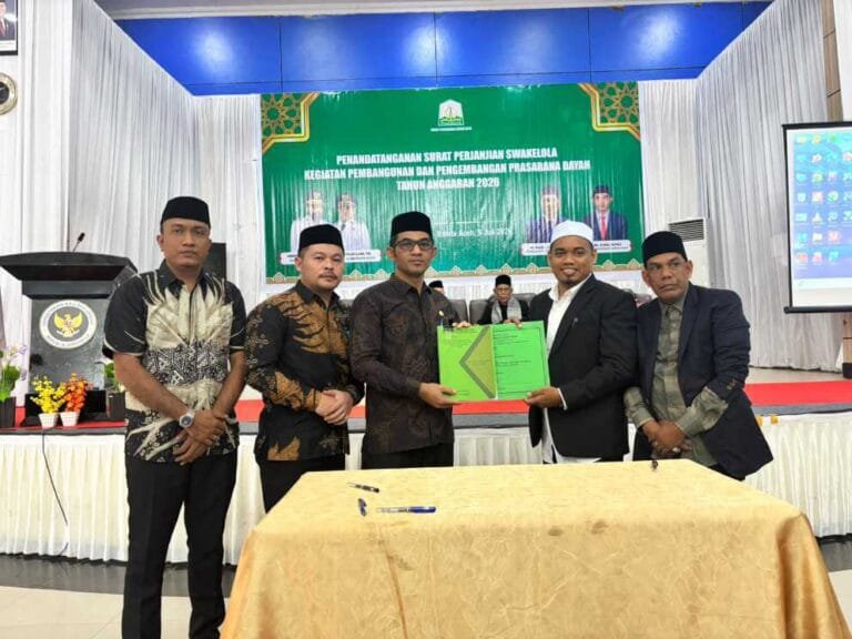 Plt. Kepala Dinas Pendidikan Dayah Aceh, Abi Muhsin, S.Pd.I., M.Pd.I. (tengah), menyaksikan prosesi penandatanganan surat perjanjian swakelola pembangunan prasarana dayah Tahun Anggaran 2026 di Banda Aceh.