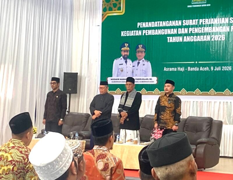 Plt. Kepala Dinas Pendidikan Dayah (DPDA) Aceh, Muhsin, S.Pd.I., M.Pd.I., memberikan pengarahan tegas dalam acara penandatanganan NPHA dan SPS pembangunan prasarana dayah TA 2026 di Aula Jeddah Asrama Haji, Banda Aceh, Kamis (9/7/2026).